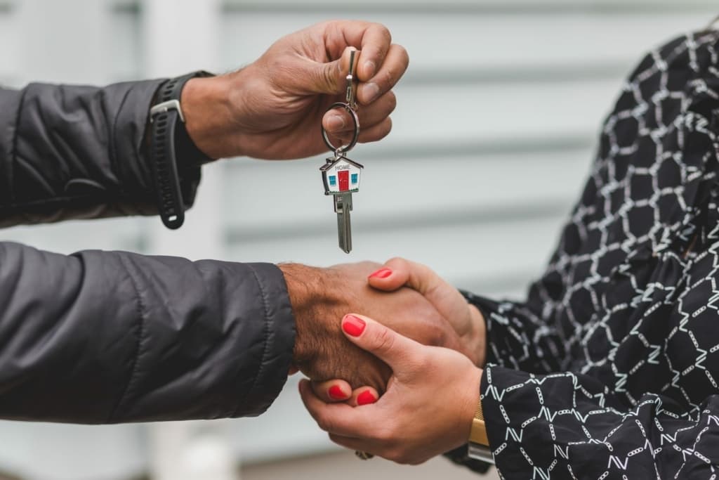 A Wemark agent with a client
